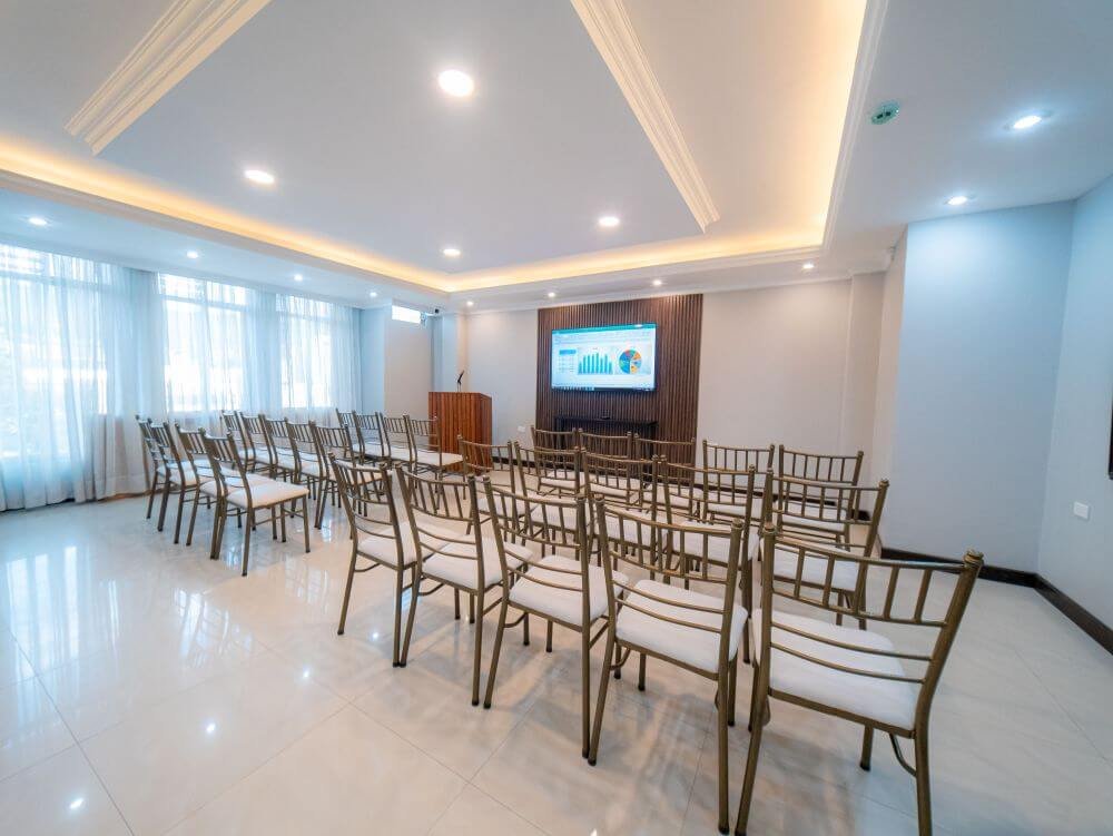 Salón de conferencias con pantalla digital